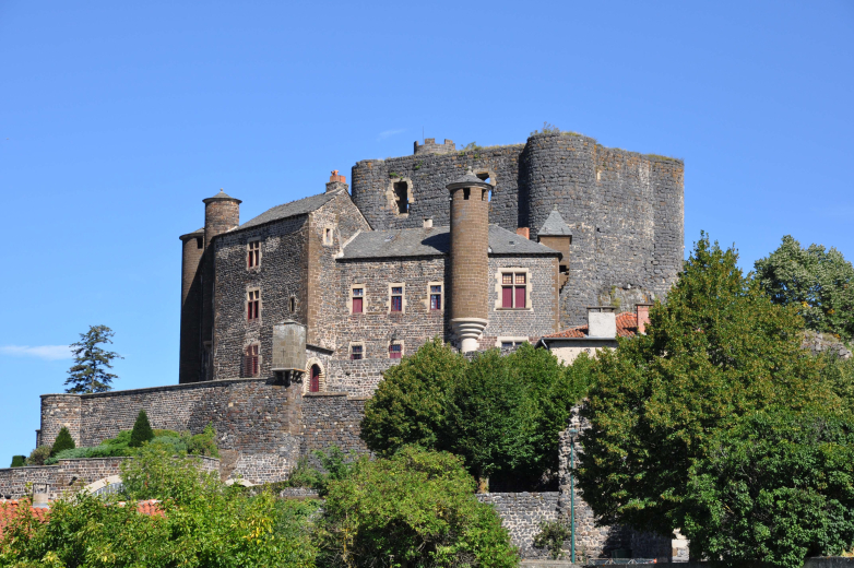 Château de Bouzols représenté par  Association 