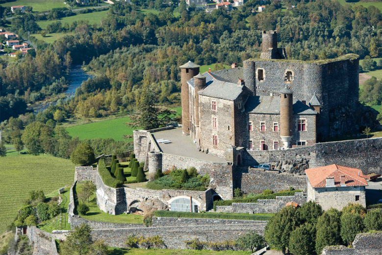 Château de Bouzols représenté par  Association 