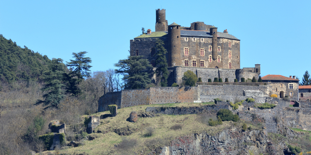 Château de Bouzols représenté par  Association 