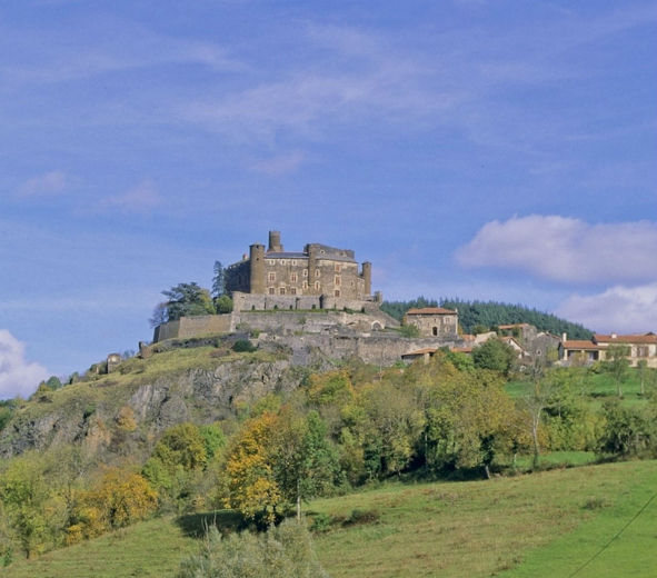 Château de Bouzols représenté par  Association 